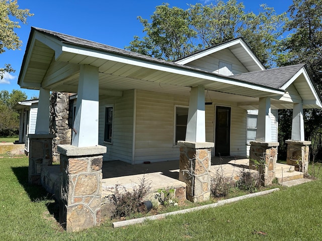 view of front of property with a front lawn and covered porch