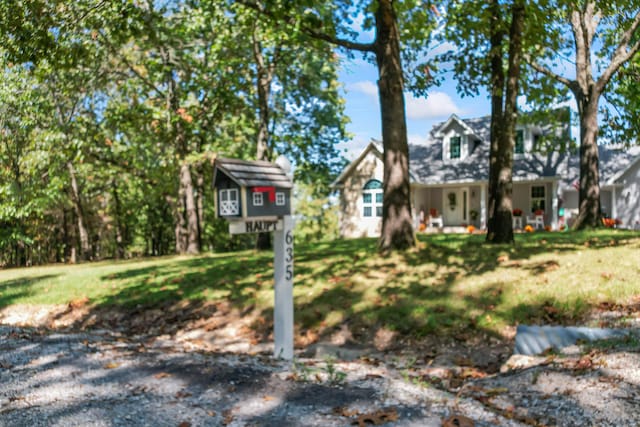 view of front of house featuring a front lawn