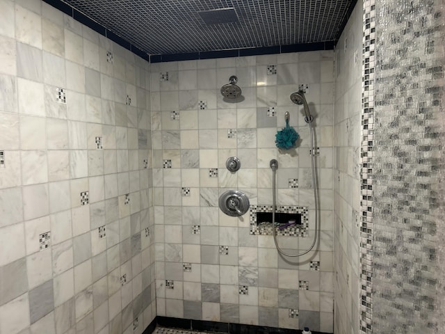 bathroom featuring a tile shower