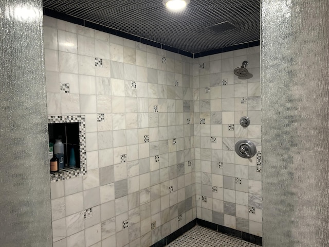 bathroom featuring tiled shower
