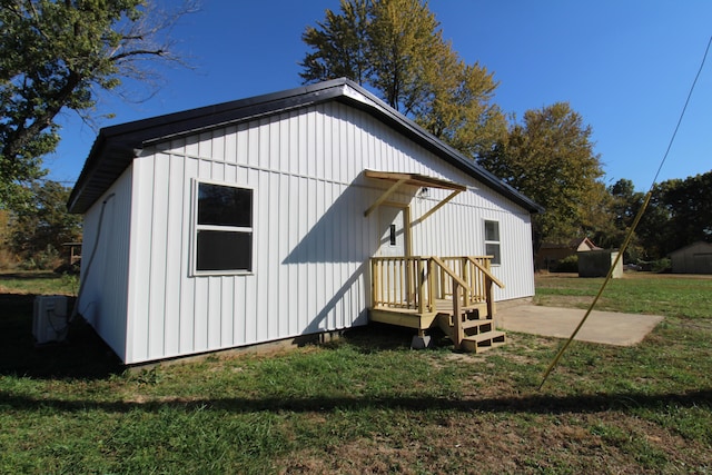 view of outbuilding featuring a yard