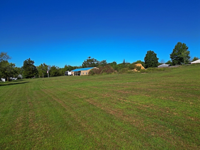 view of yard featuring a rural view