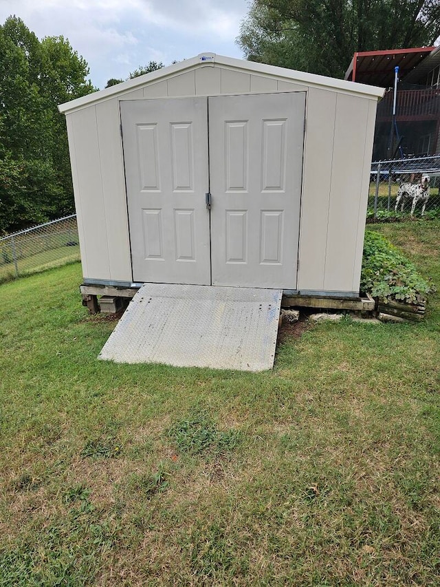 view of outdoor structure with a yard