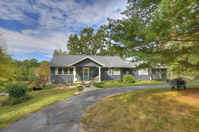 view of front of property featuring a front lawn