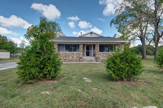 view of front of property featuring a front yard