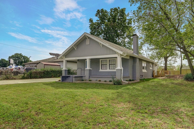 view of front facade with a front lawn and covered porch