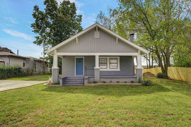 view of front facade featuring a porch and a front yard