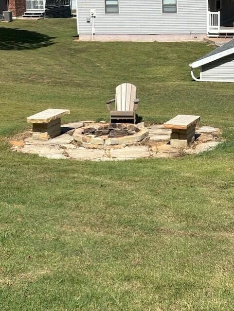 view of yard featuring an outdoor fire pit