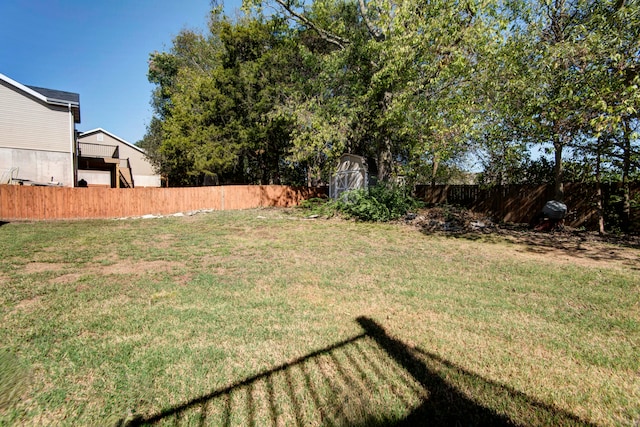 view of yard with a storage unit