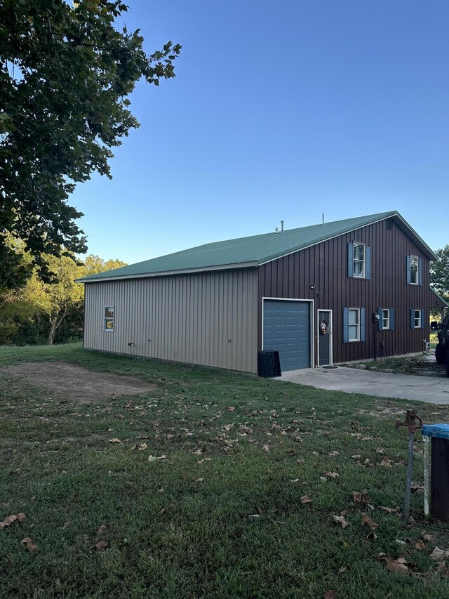 7020 N Farm Road 69, Walnut Grove, MO 65770 - view of outbuilding with an outdoor structure, driveway, and an attached garage