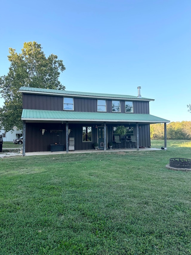 view of front facade featuring a front lawn