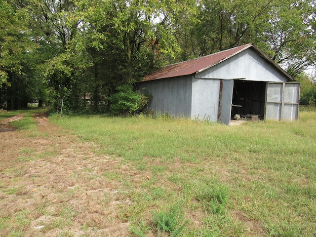 view of yard featuring an outdoor structure