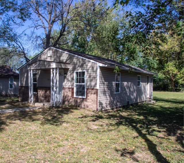 view of front of home with a front yard