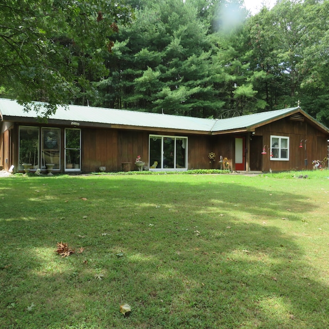 view of front of home featuring a front yard