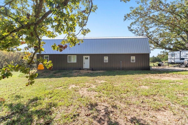 view of front of home featuring a front yard