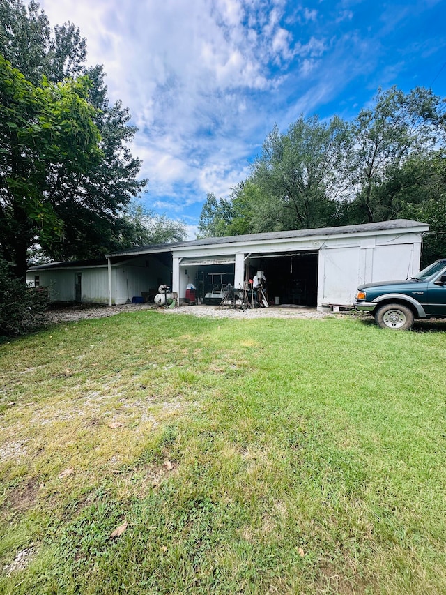 view of yard featuring an outbuilding