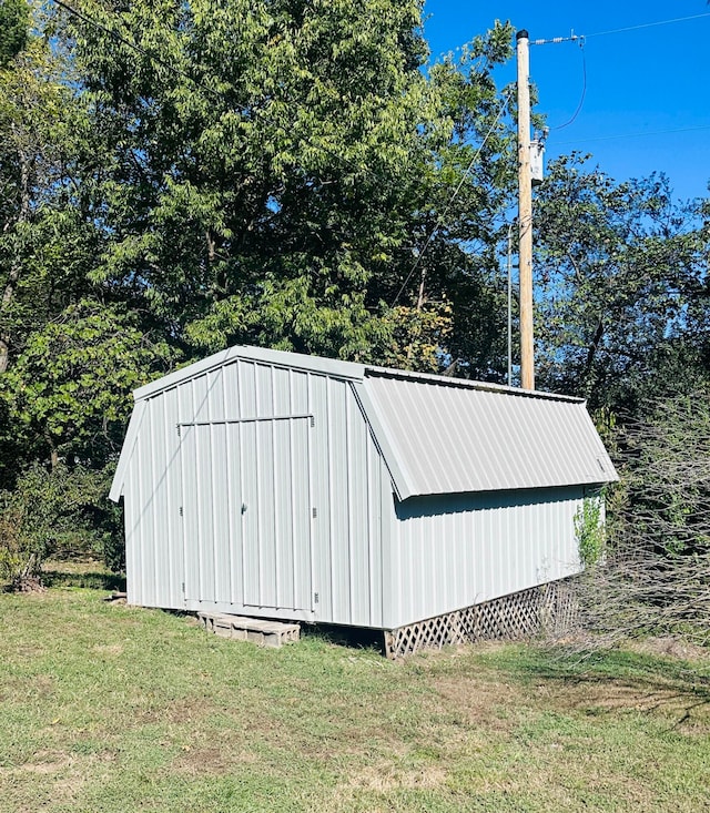 view of outdoor structure featuring a yard