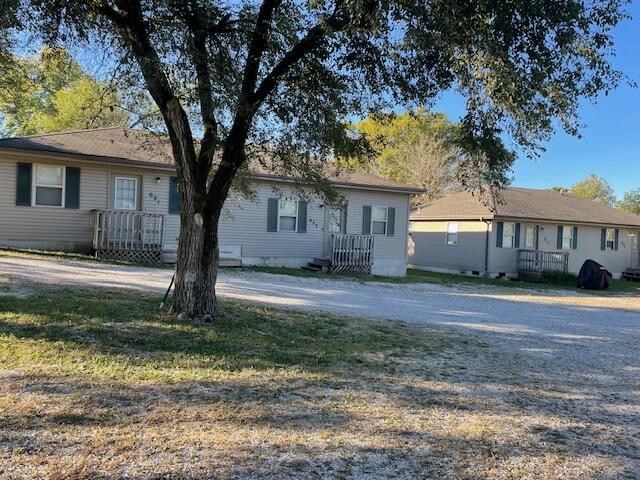 single story home with a front lawn