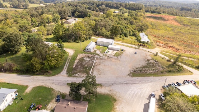 birds eye view of property featuring a forest view