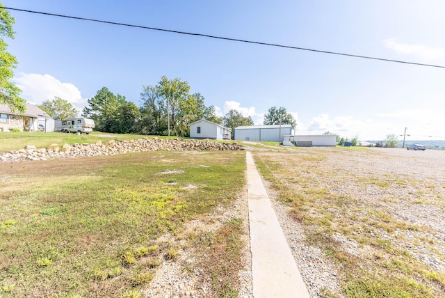 view of yard featuring an outbuilding