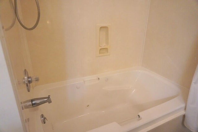 bathroom with shower / bath combo