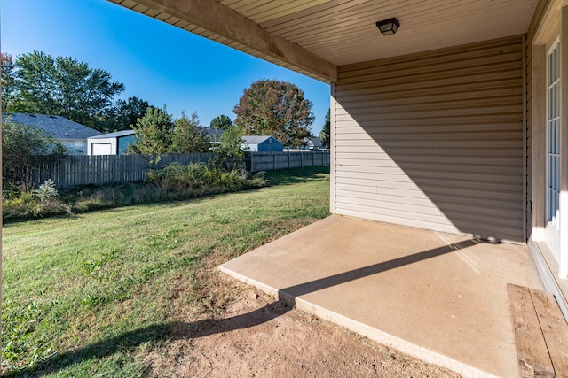 view of yard featuring a patio area