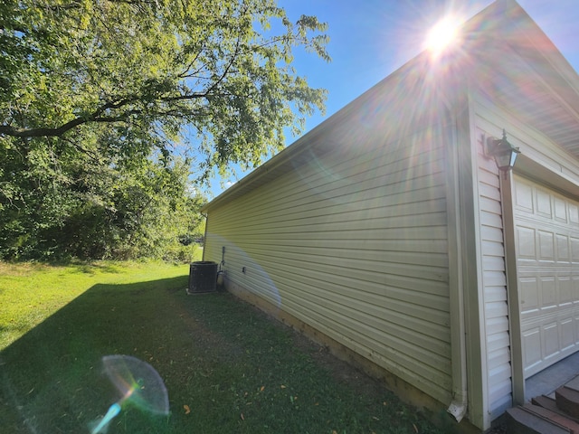 328 W Summit St, Aurora, MO 65605 - view of side of property featuring a garage and a lawn