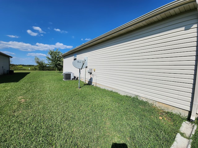 328 W Summit St, Aurora, MO 65605 - view of side of property featuring a lawn and central AC