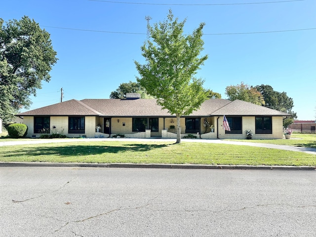 single story home featuring a front yard