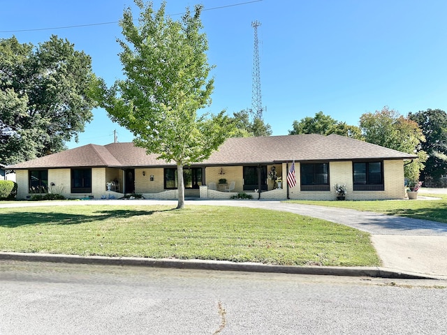 ranch-style house featuring a front lawn