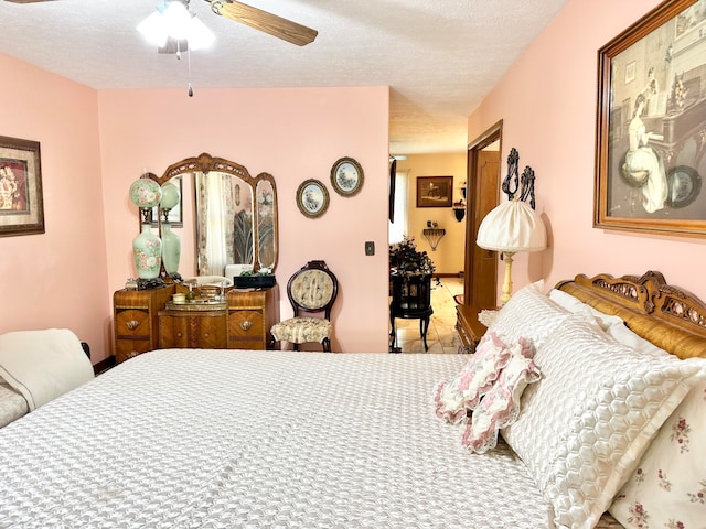 bedroom featuring ceiling fan and a textured ceiling