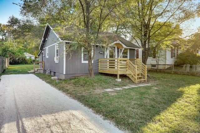 view of front facade featuring a front lawn