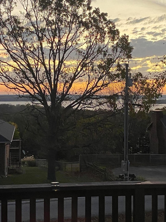 view of yard at dusk