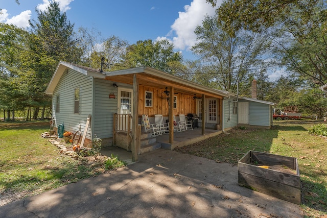 view of front of property with a front lawn and covered porch