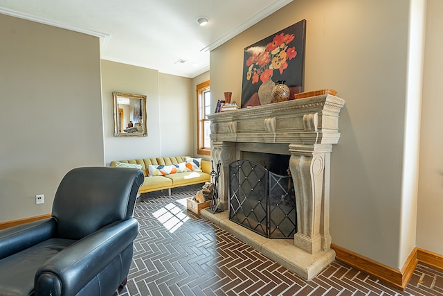 sitting room with crown molding