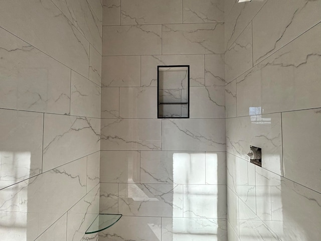 bathroom featuring a tile shower