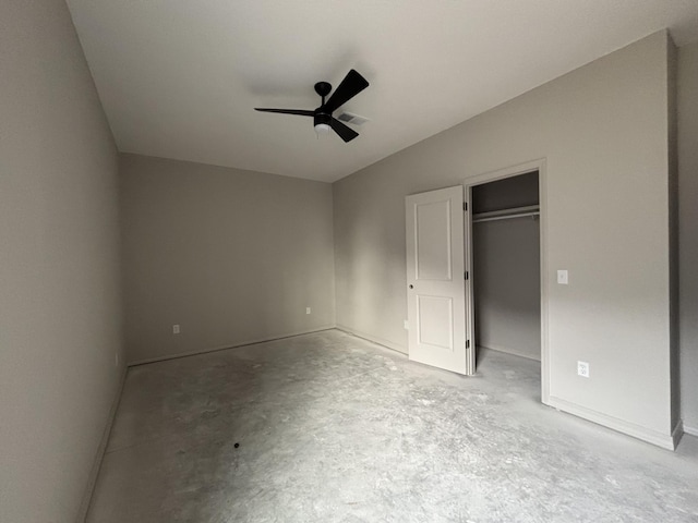 unfurnished bedroom featuring ceiling fan and a closet