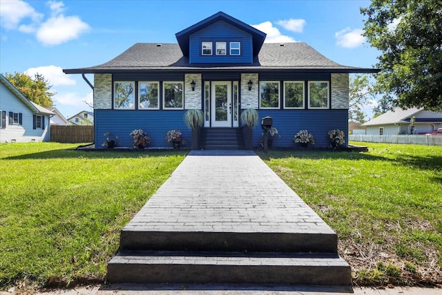 bungalow featuring a front lawn