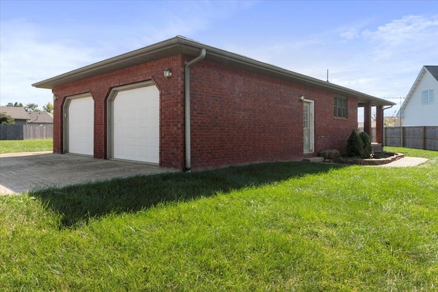 view of side of property featuring a lawn