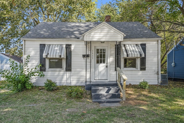 view of front of property featuring a front lawn