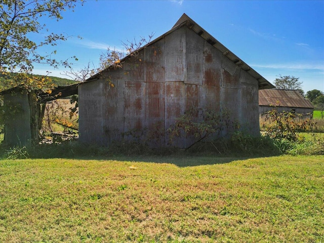 view of outdoor structure featuring a lawn