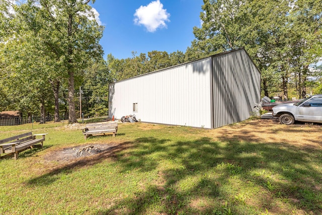 view of yard featuring an outbuilding