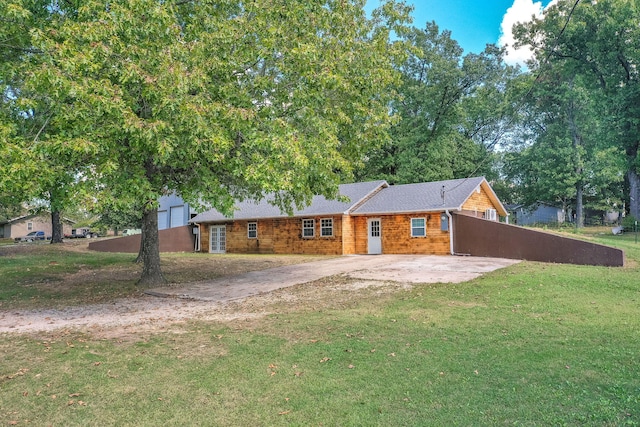 single story home with a front yard