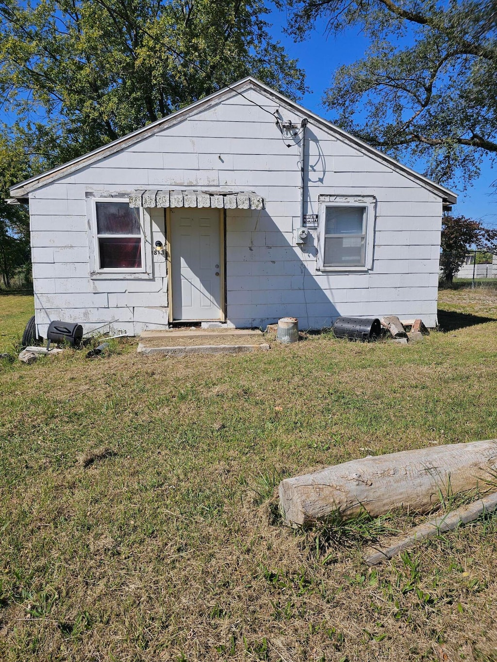 view of front facade featuring a front yard