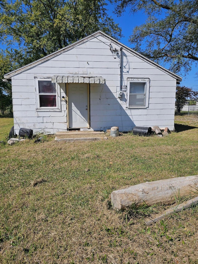 view of front facade featuring a front yard