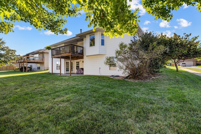 back of house featuring a lawn