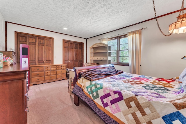 1400 W Oak St, Ozark, MO 65721 - bedroom featuring light carpet, a textured ceiling, recessed lighting, and crown molding