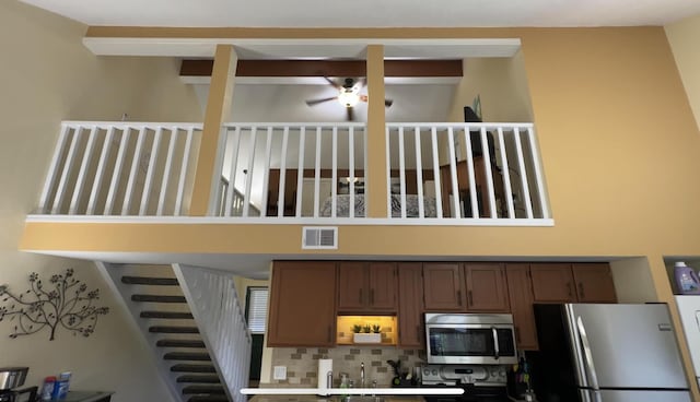 420 Fall Creek Dr Unit 6, Branson, MO 65616 - interior space featuring stainless steel appliances, a sink, visible vents, backsplash, and a ceiling fan