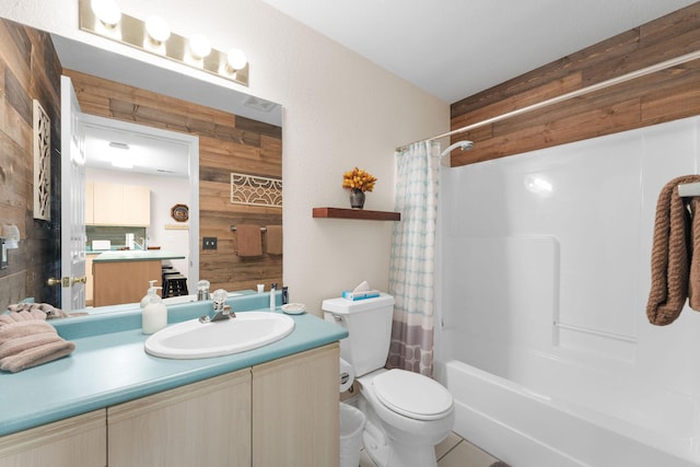 34 Golfshores Dr Unit 8, Branson, MO 65616 - bathroom with toilet, vanity, and shower / bath combination with curtain