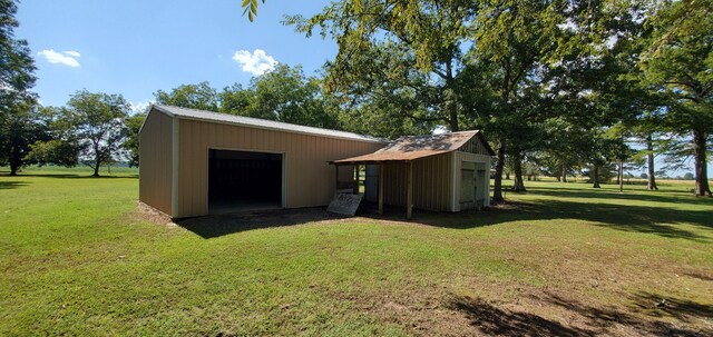 view of outdoor structure featuring an outdoor structure